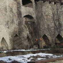 カフェの入口。ここから城壁に登れたのですが、煙が煙くて煙くて