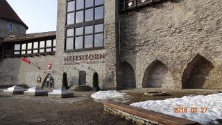 えんじ色の三角屋根の四角い塔です。