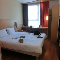 お部屋は清潔でコンパクト