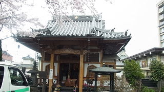 アーケード商店街の途中に山門があります。