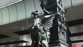 日本橋に獅子と麒麟の像