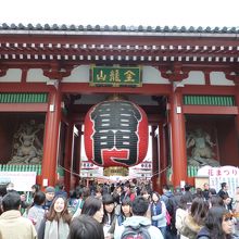 正面から見た雷門