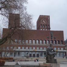 港の方から見た市庁舎