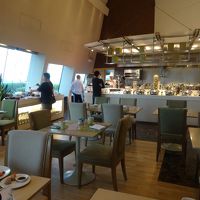 朝食会場。狭いですが和食は一通りあります。