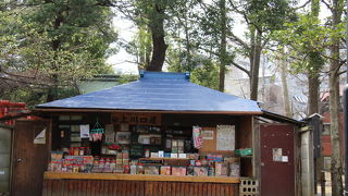 鬼子母神堂境内にある駄菓子屋
