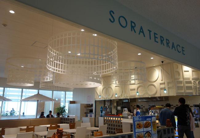 開放的な空間で沖縄そば