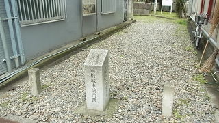 ビルの隙間にひっそりとあります