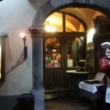 このおじさんの人形が目印