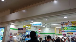 空港ターミナルのファミマ