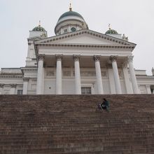 大聖堂正面の階段下から