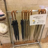 翌朝雨が降っていて、良心価格の傘を買いました