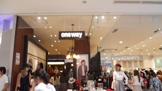 若い女性向けのショップです