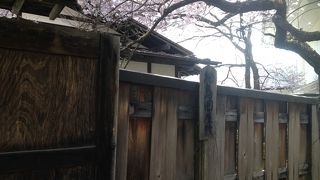 屋敷周りのトゲ囲いが幽閉者として生々しい