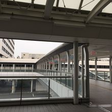 まっすぐ歩いて、突き当たり右がJAL、左がANAのターミナル