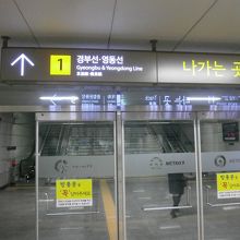 地下鉄駅から高速バス乗り場までの入り口です。