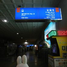 地下鉄への乗り場の案内もありますので、楽に行けます。