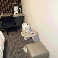 ベッドわきのイスとテーブル