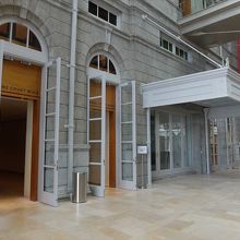 最高裁判所だった棟への入口。