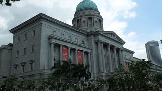 今は、ナショナル・ギャラリー・シンガポールの一部。アート作品などのほか、最高裁判所だった時の内装も見学できます。 