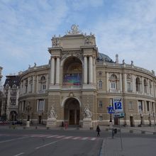 オペラ・バレエ劇場