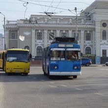 駅前のトロリーバス乗り場