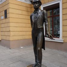 入口前のプーシキン像