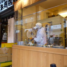 店頭で玉子焼き焼いています