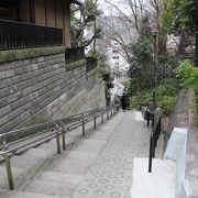 椿山荘と水神社の間の急勾配の坂