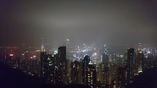 香港の夜景が見えたらラッキー。