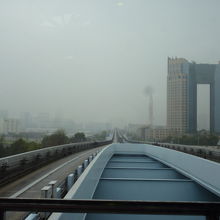 先頭車両から台場方面の景色　残念ながらの雨模様