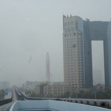 遠くに観覧車が微かに見えます