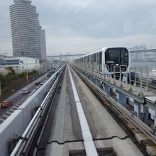 対抗車線の車両とすれ違います