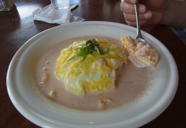 海を眺めながらふわふわトロトロのオムライスを食べる！