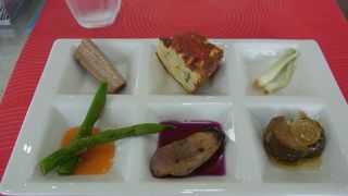 名蔵湾を一望するギャラリー併設のカフェ