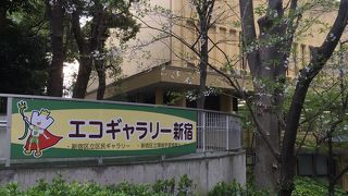 緑に囲まれたイベントホール