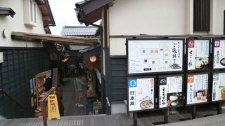 お土産がそろいます。色んな店が並んでいるのでのぞいて見てはいかが？？？　～出雲大社の目の前にあるご縁横丁～