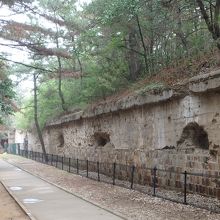 弾痕や爆破の跡などが見えます