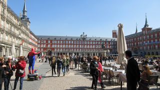 大勢の人でいつも一杯です。