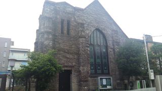 ステンドグラスと趣のある建物