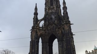 スコットランドで生まれた文豪の記念碑