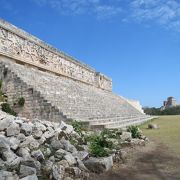 高台にあり荘厳な建物