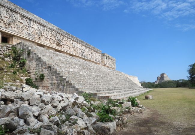 高台にあり荘厳な建物