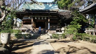 おしゃれな街の静かな空間