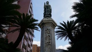 見上げるような高さの忠魂碑