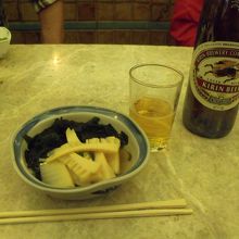 たけのこの炊いたものとビールをまずいただく