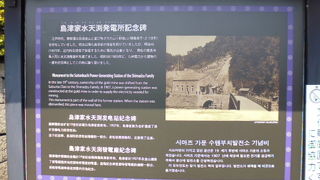 正門のそばにあります