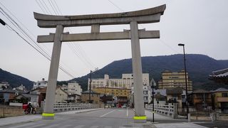 JR琴平駅の正面の道を進んだ先の橋