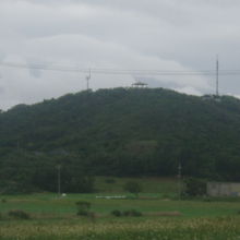 下からも頂上部にあるあずまやを望むことが出来ます