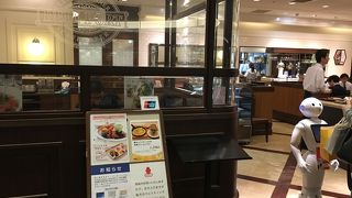 いちばん人気は入り口のペッパーくん