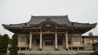 メルパルクホテルの向かい側にある大きな寺院です